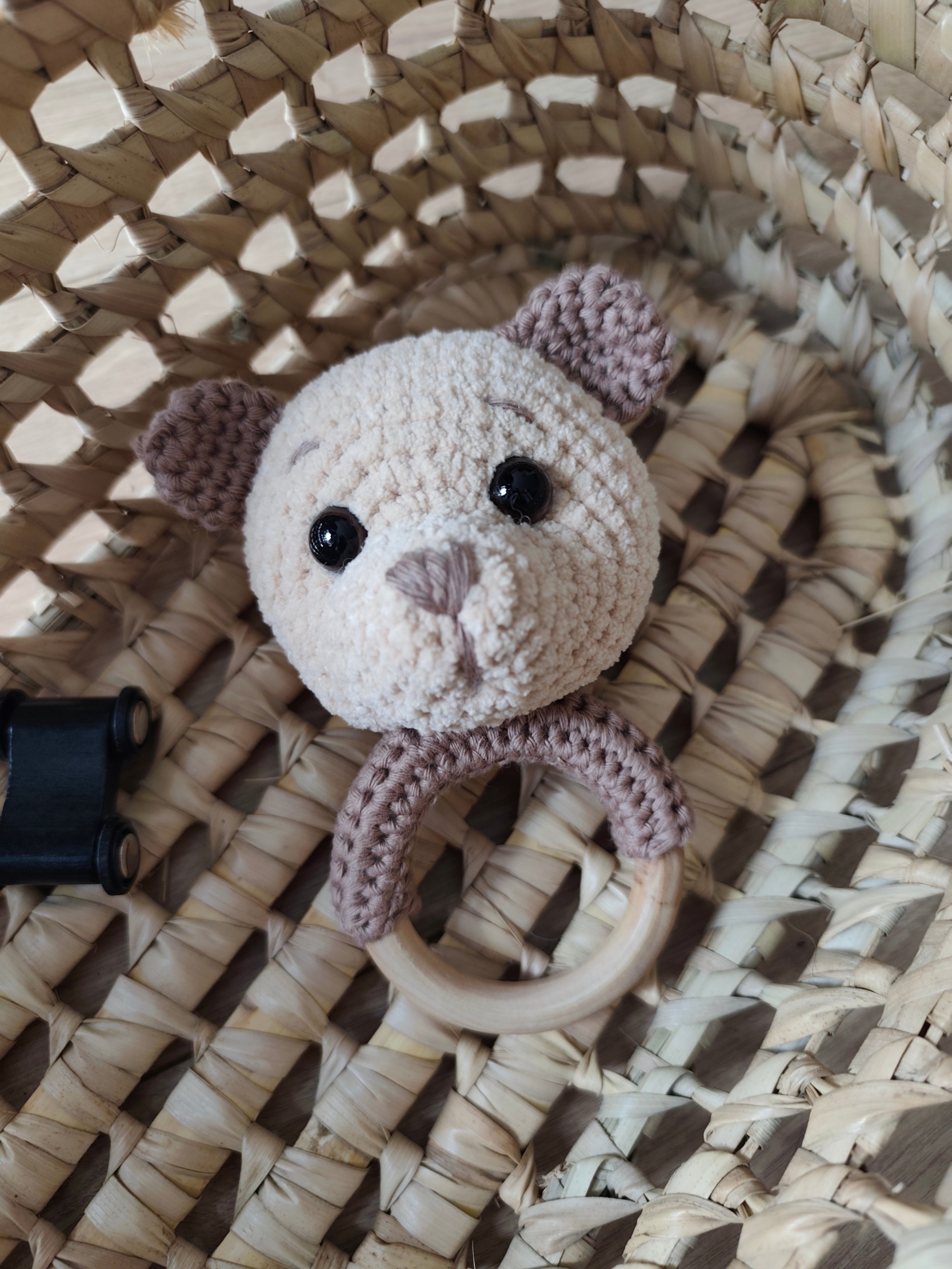 Hochet bébé crochet ourson Léon – anneau bois et fil chenille