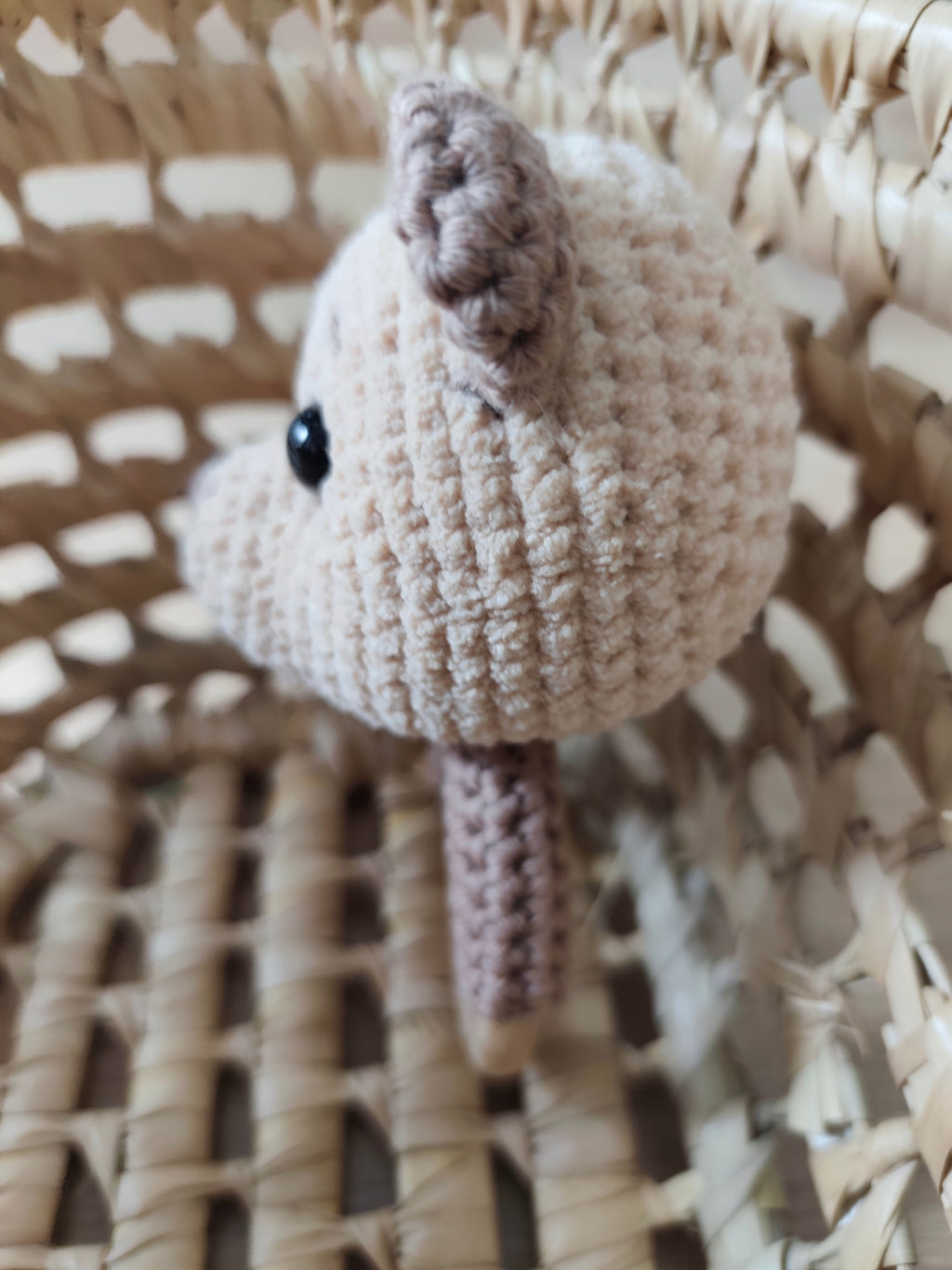 Hochet bébé crochet ourson Léon – anneau bois et fil chenille