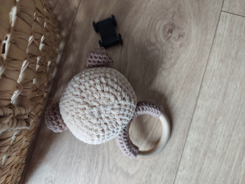 Hochet bébé crochet ourson Léon – anneau bois et fil chenille