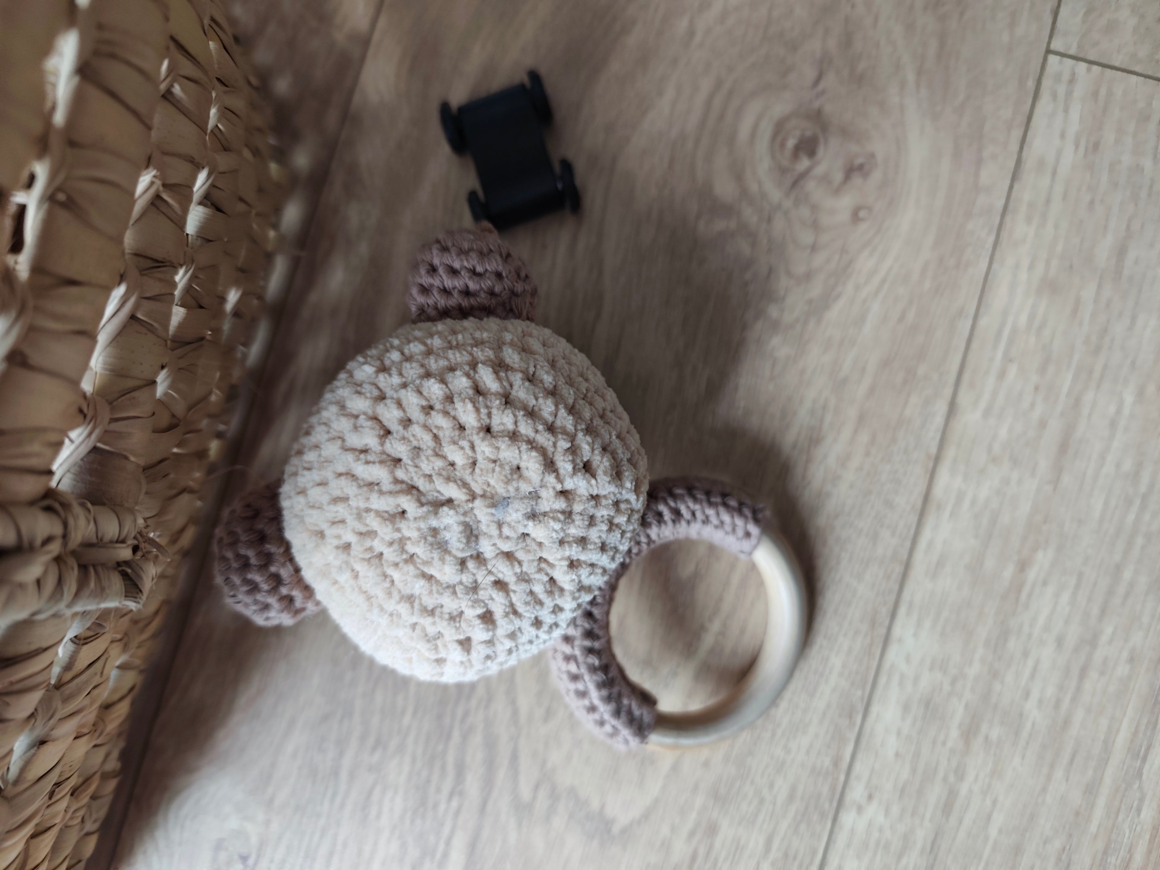 Hochet bébé crochet ourson Léon – anneau bois et fil chenille