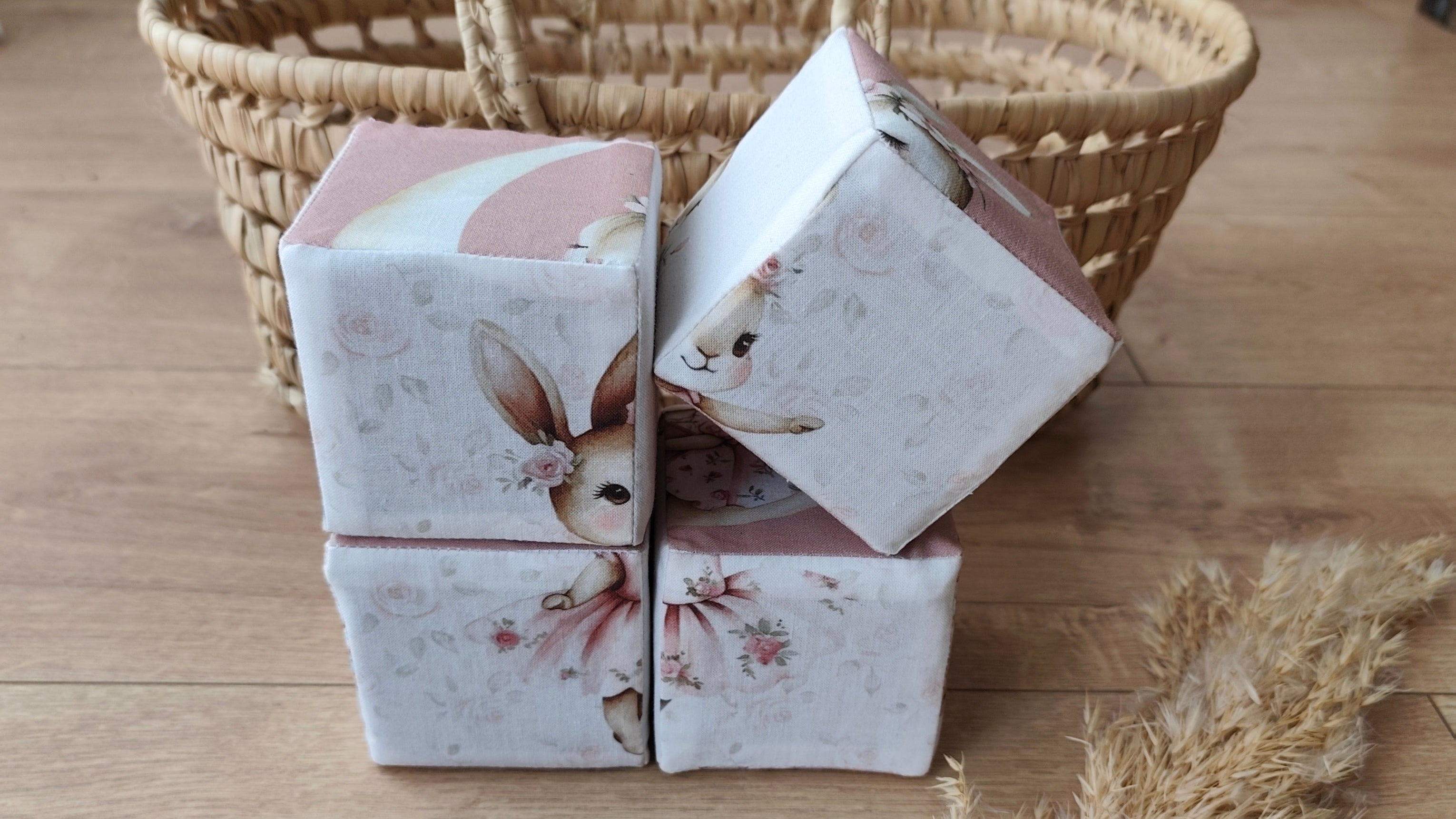 Puzzle cube bébé en tissu Léontine la lapine – Jeu d’éveil Montessori 4 cubes