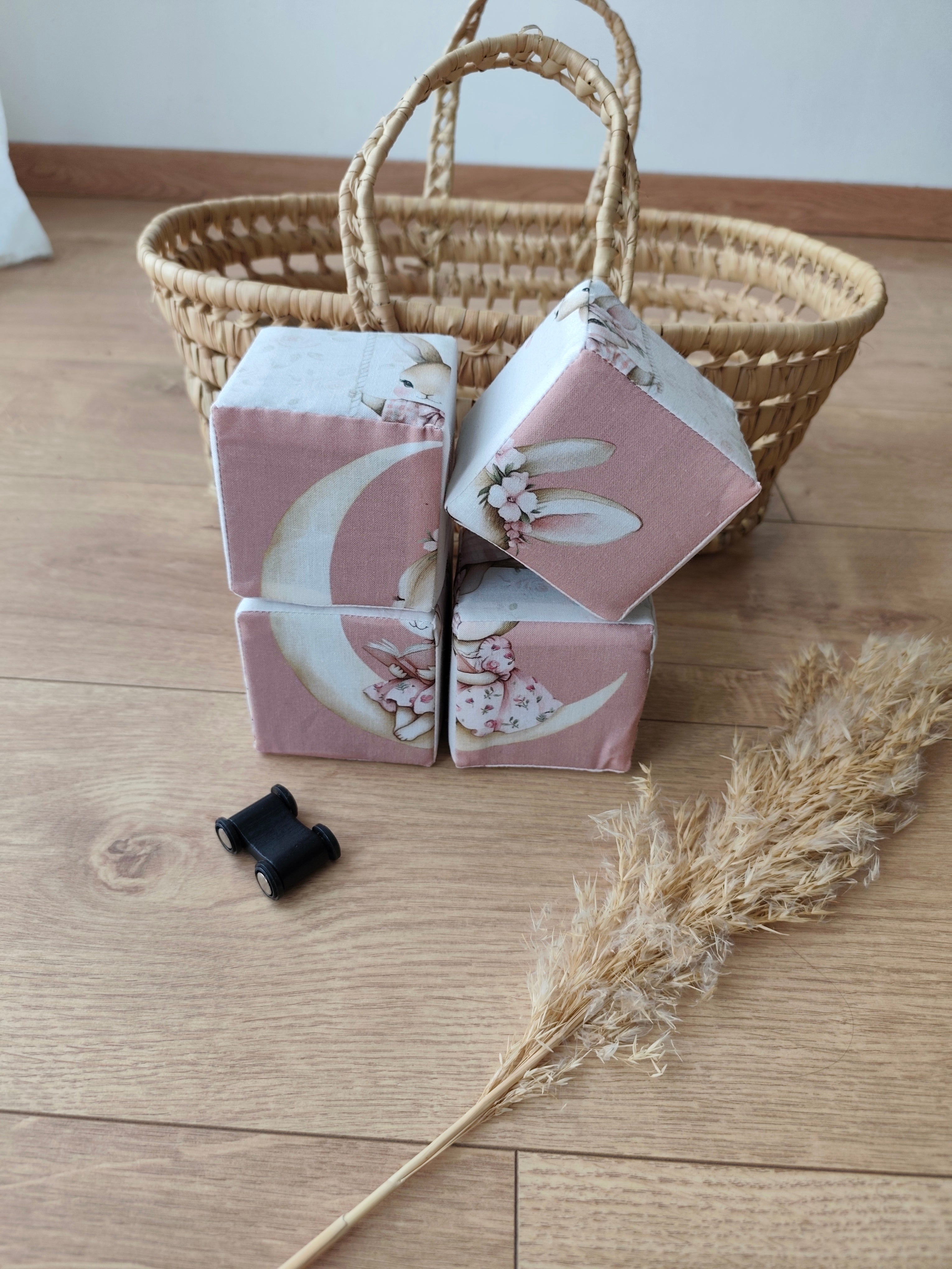 Puzzle cube bébé en tissu Léontine la lapine – Jeu d’éveil Montessori 4 cubes
