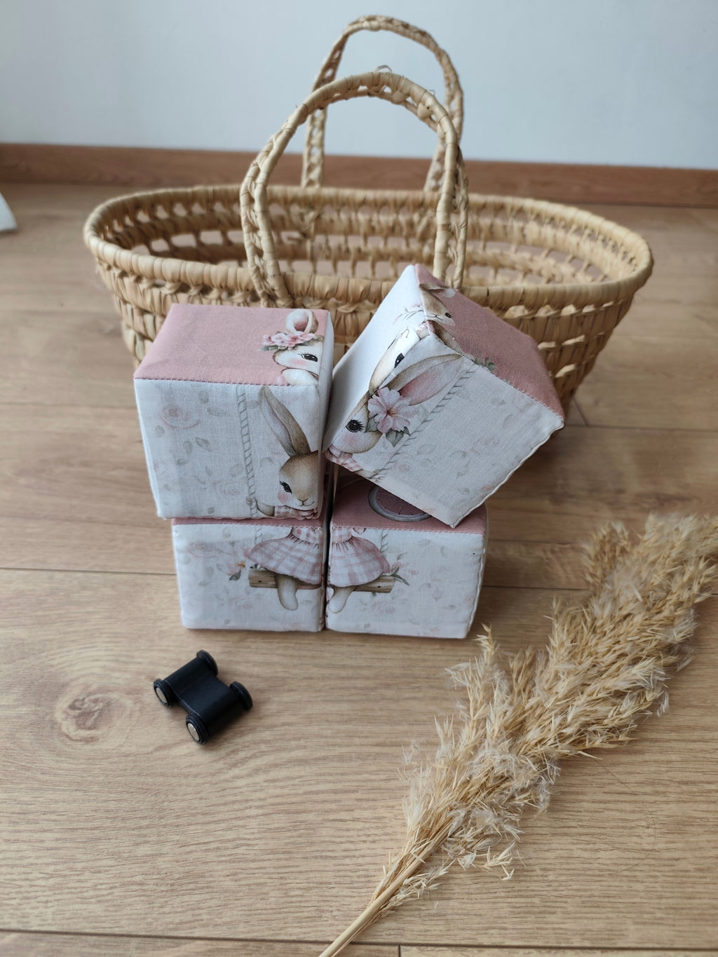 Puzzle cube bébé en tissu Léontine la lapine – Jeu d’éveil Montessori 4 cubes