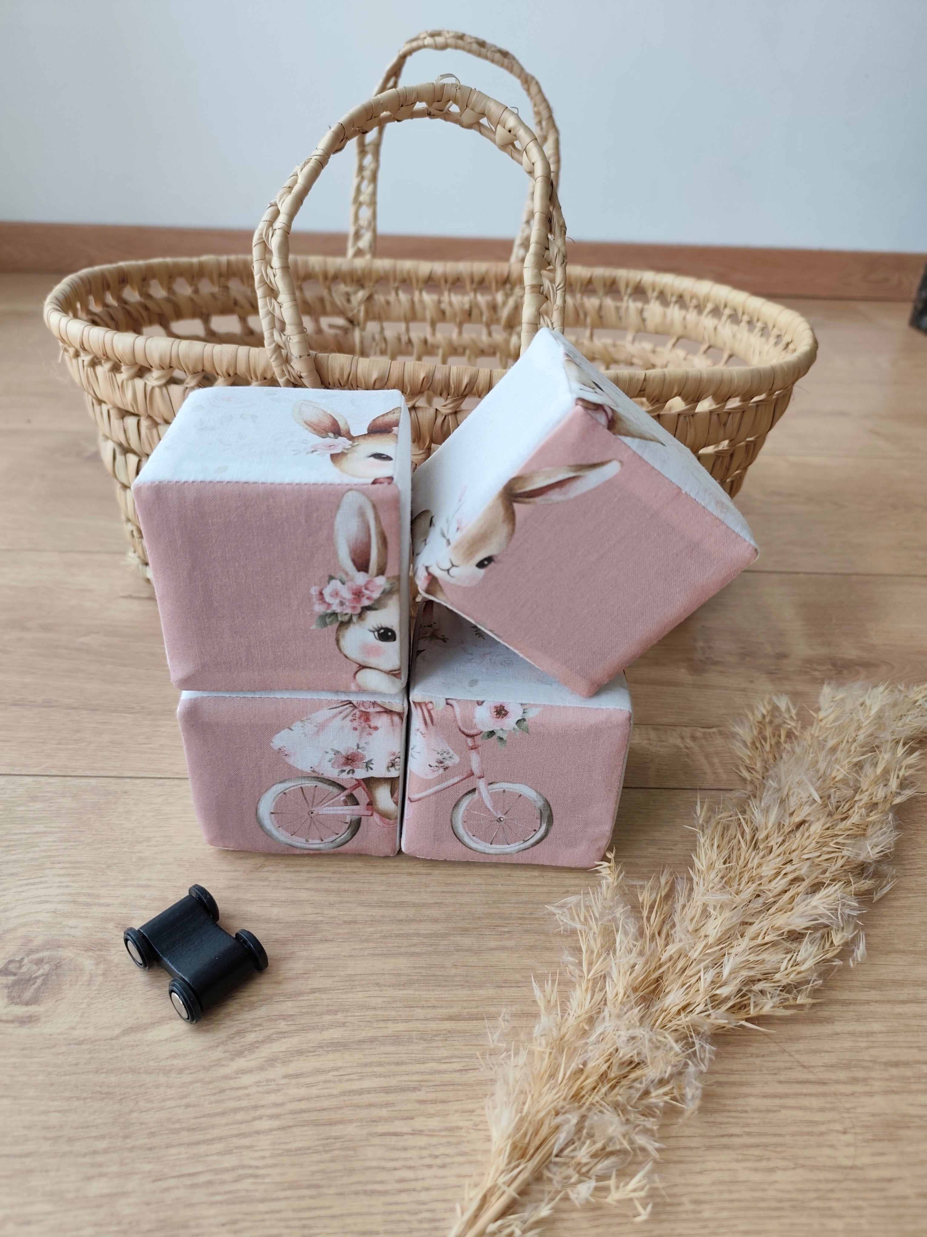 Puzzle cube bébé en tissu Léontine la lapine – Jeu d’éveil Montessori 4 cubes