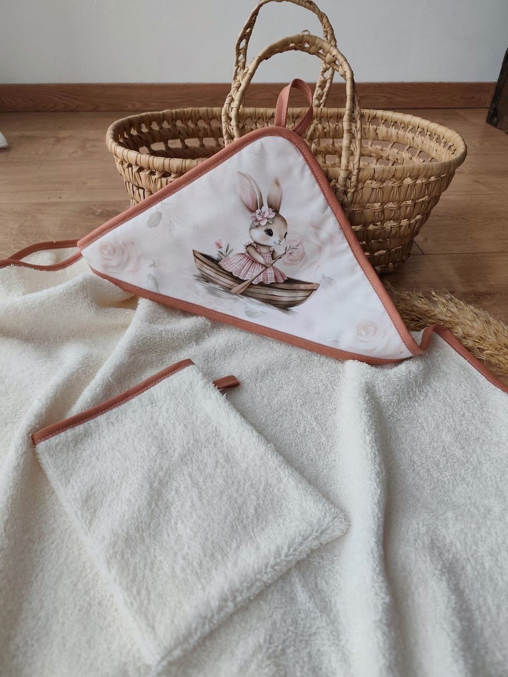 Cape de bain bébé avec gant Léontine la lapine – Sortie de bain douce en éponge et coton