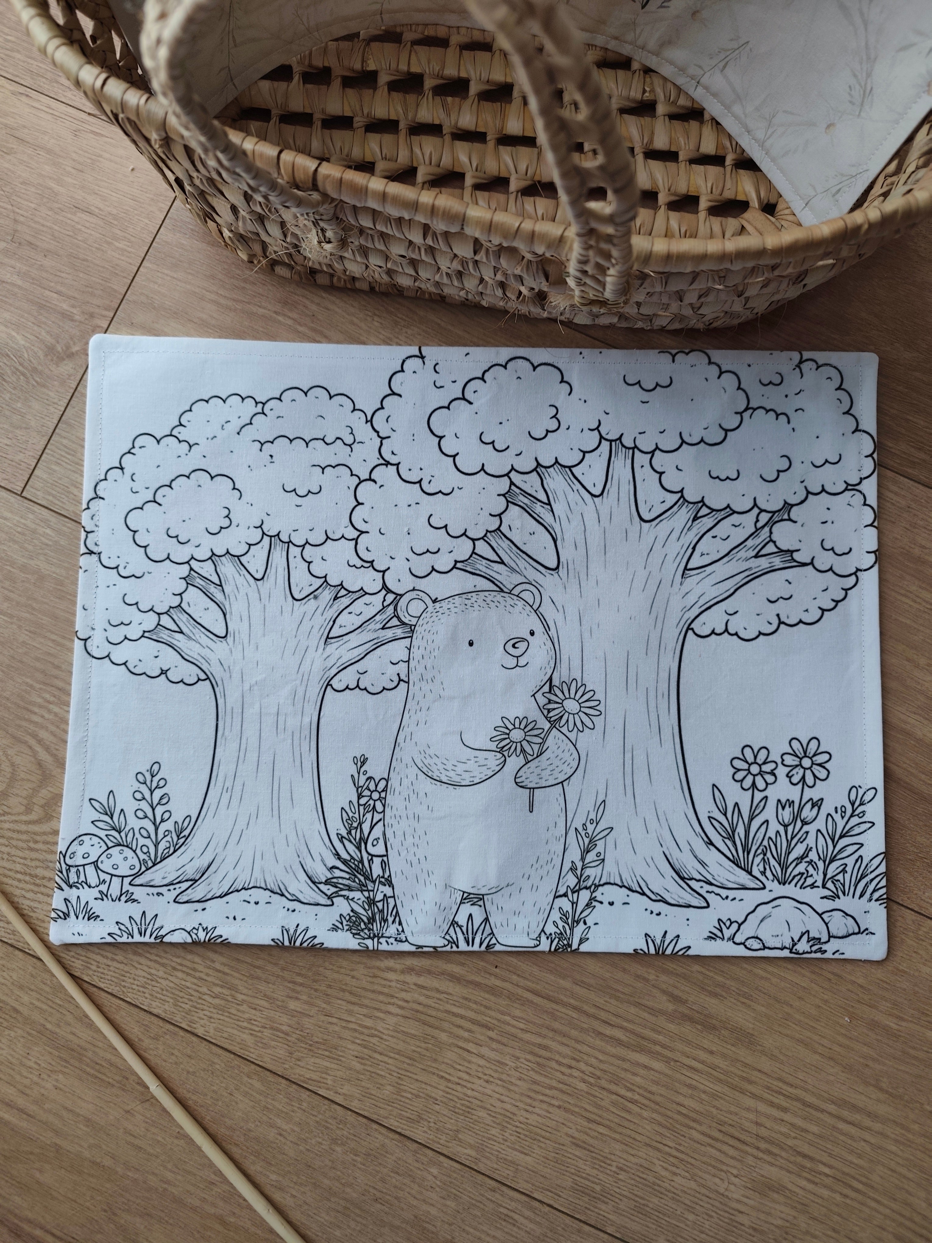 Verso du set de table Léon l'Ourson – coloriage enfant représentant l'ourson dans la forêt, lavable en machine – Blanche & Noé