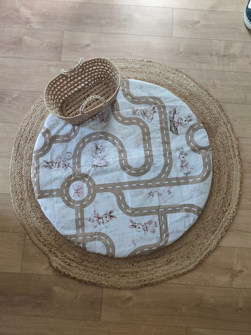 Tapis de jeu voiture rond de 100 cm de diamètre de la collection Léontine la Lapine, en coton rembourré de molleton avec dessous antidérapant, idéal pour les petites voitures et les jeux d'imagination dans une chambre d'enfant. - Blanche & Noé