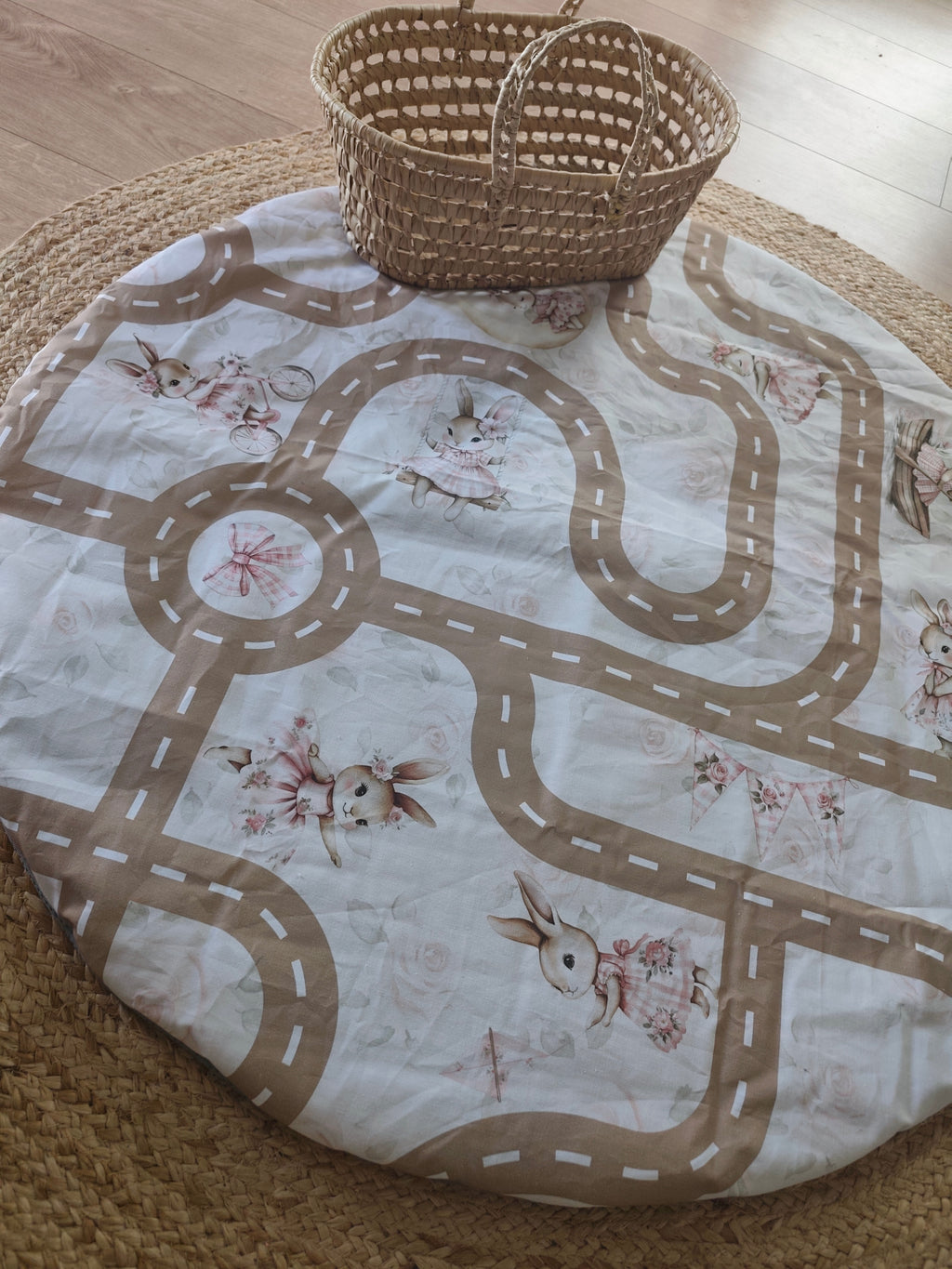 Tapis de jeu voiture rond Léontine La Lapine - vu de près - Blanche & Noé