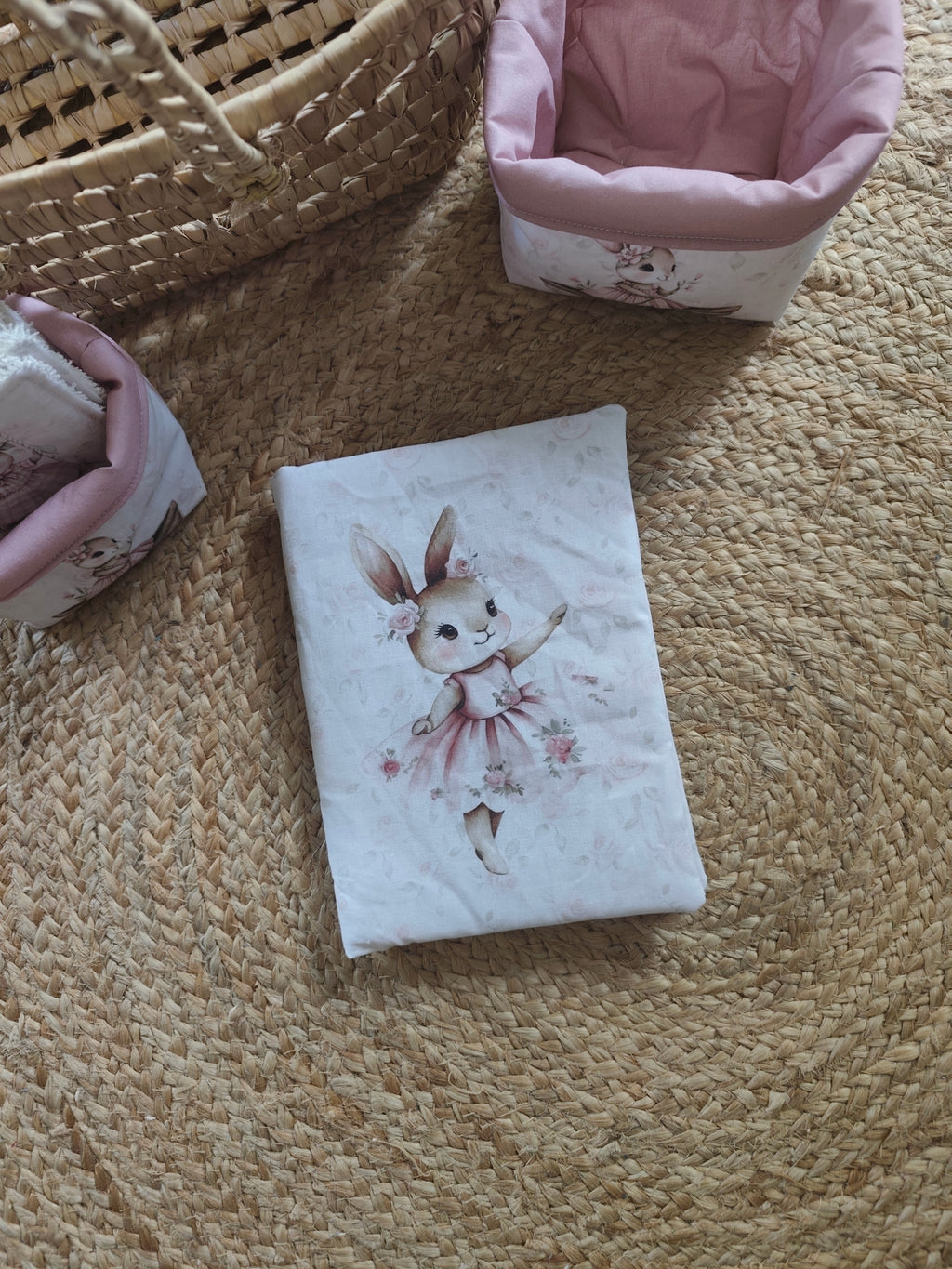 Protège carnet de santé Léontine la Lapine, coton imprimé fleuri artisanal – Blanche & Noé