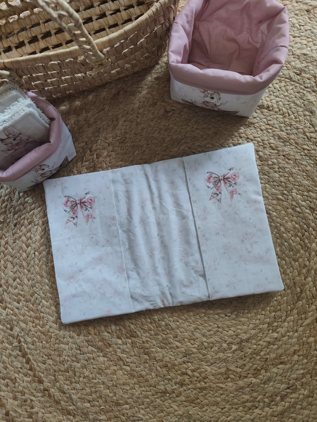 Protège carnet de santé Léontine la Lapine ouvert, intérieur molleton de renfort, compatible carnet standard français