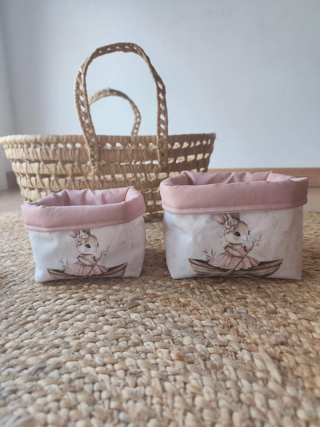 Lot de deux paniers de rangement en tissu coton de la collection Léontine la Lapine, idéals pour les lingettes lavables et accessoires de bébé dans une chambre d'enfant. - Blanche & Noé