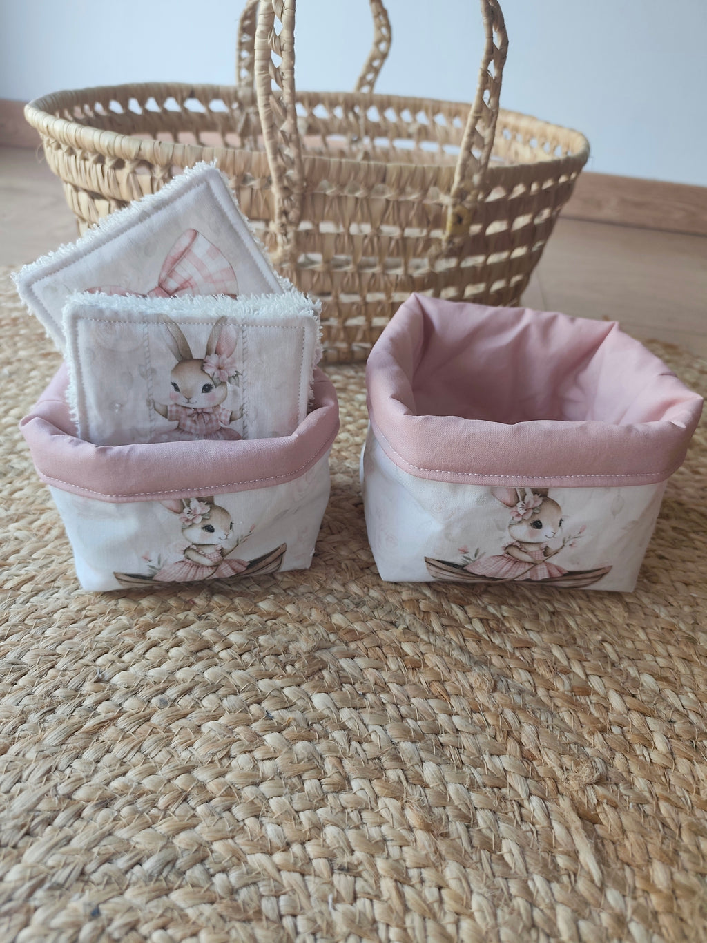 Lot de deux paniers en tissu Léontine La Lapine aperçu avec lingettes lavables - organiseur bébé - Blanche & Noé