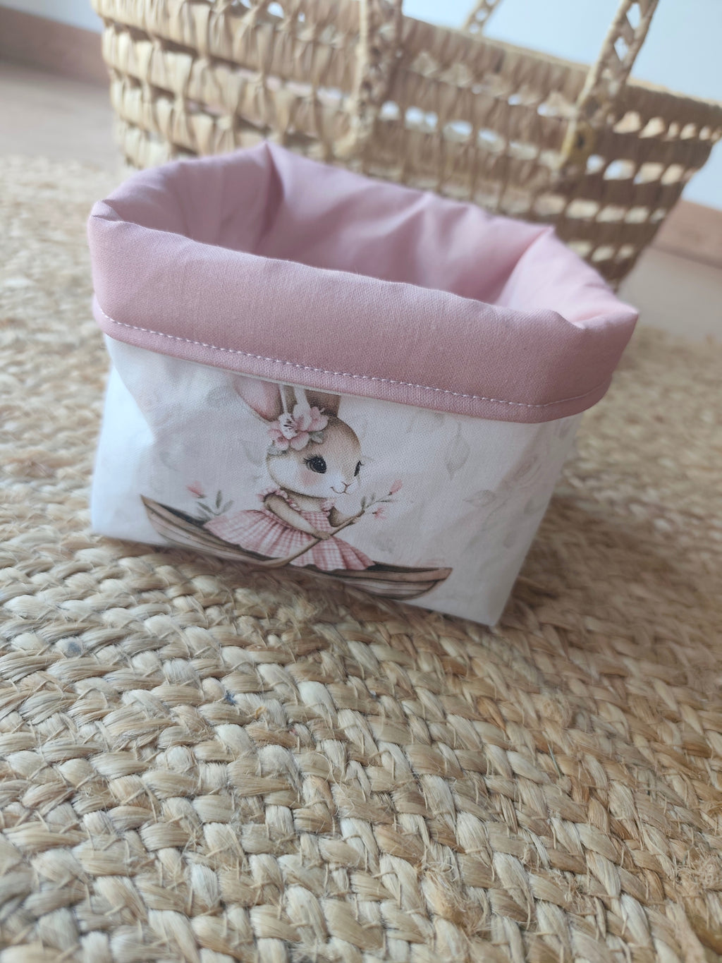Grand panier en tissu Léontine La Lapine vu du devant - Blanche & Noé