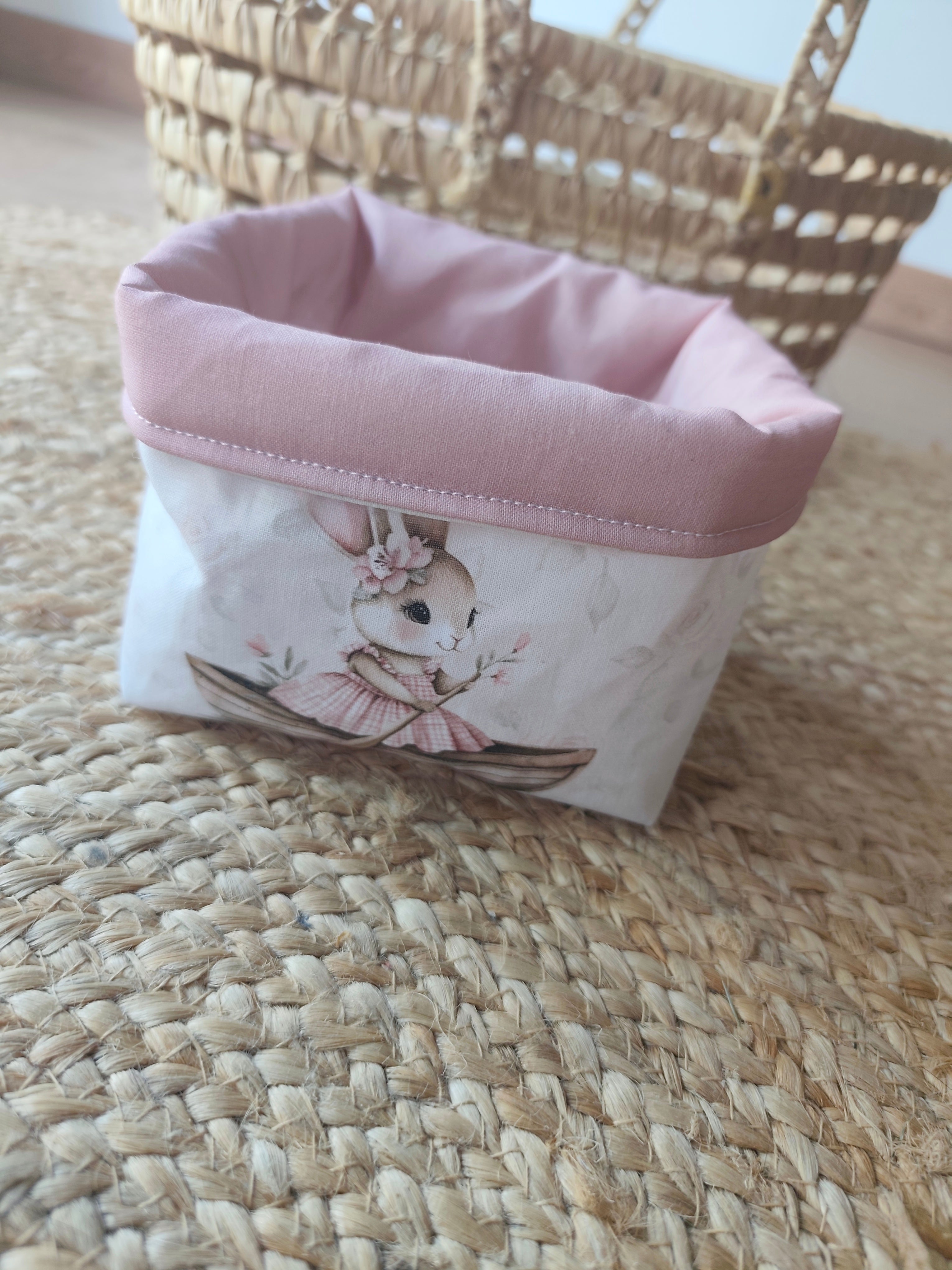 Grand panier en tissu Léontine La Lapine vu du devant - Blanche & Noé