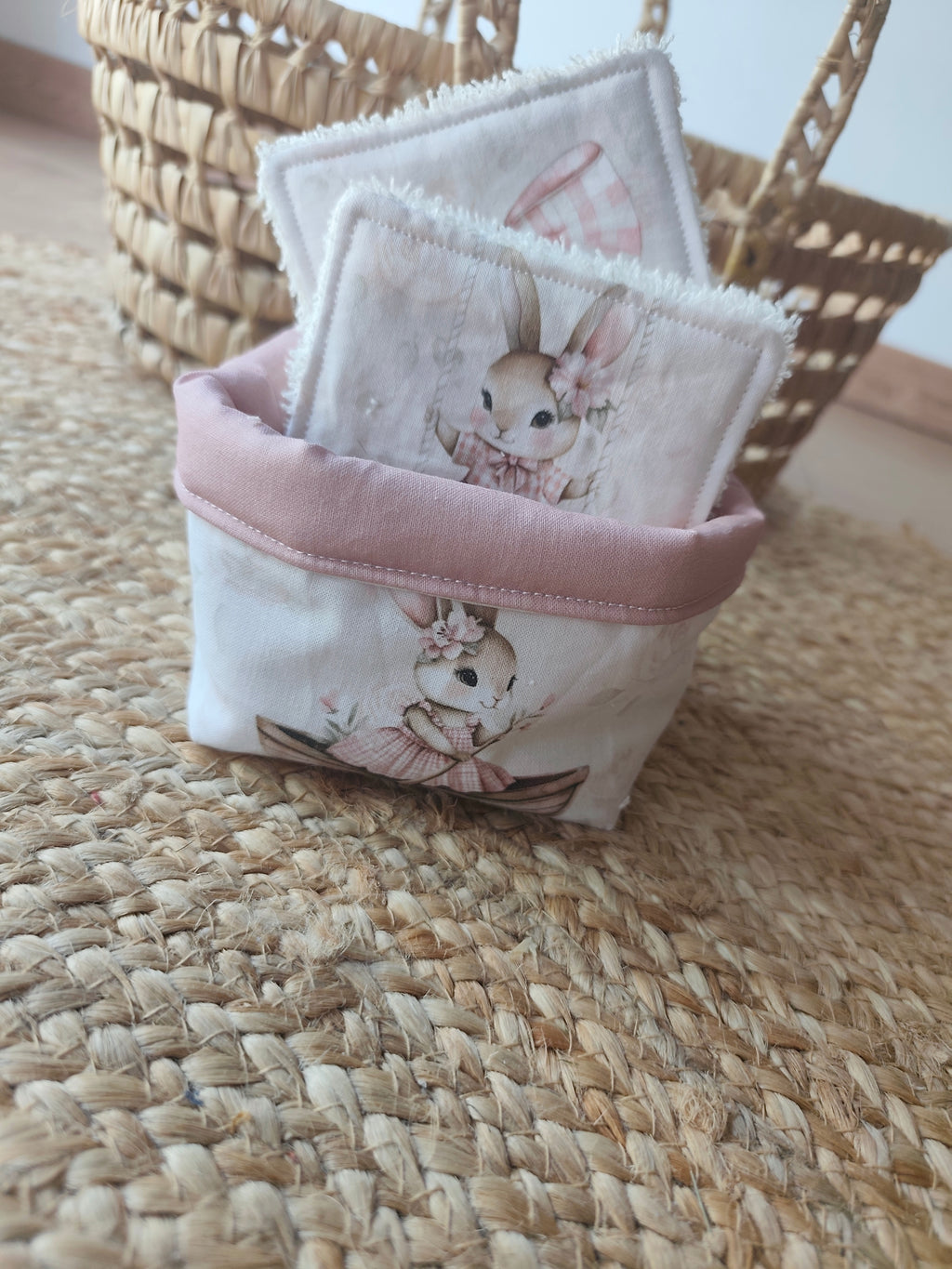Petit panier en tissu Léontine La Lapine vu de l'avant - Utilisation rangement lingettes lavables - Blanche & Noé