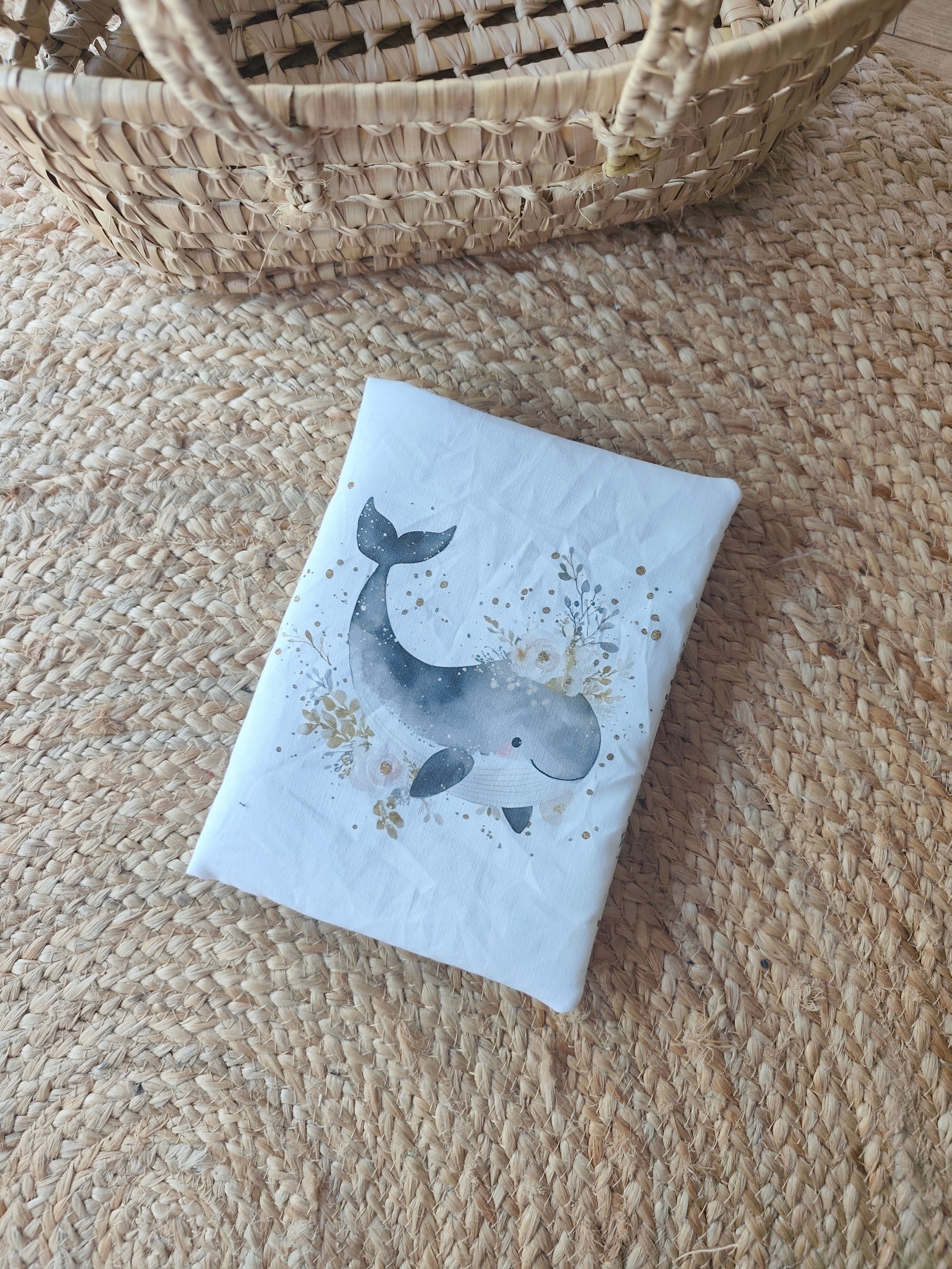 Protège carnet de santé de la collection Solène la Baleine réalisé en coton avec renfort intérieur en molleton, compatible avec les carnets de santé standards français et idéal comme cadeau de naissance sur le thème marin. - Blanche & Noé