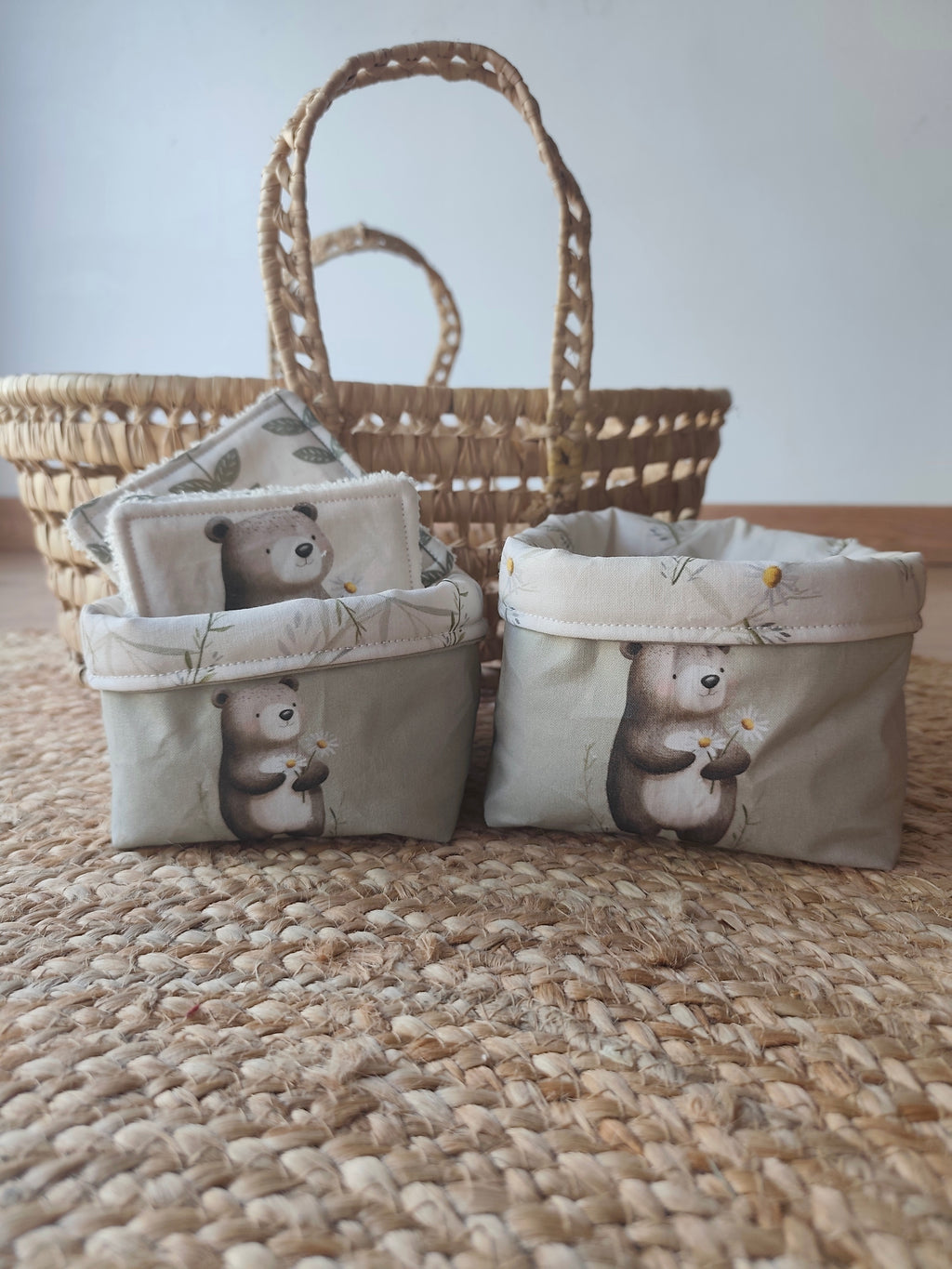 Lot de deux paniers de rangement en tissu de la collection Léon l'Ourson, réalisés en coton et molleton, parfaits pour ranger les lingettes lavables et accessoires de bébé dans une chambre au style nature et bohème. - Blanche & Noé