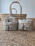 Lot de deux paniers de rangement en tissu de la collection Léon l'Ourson, réalisés en coton et molleton, parfaits pour ranger les lingettes lavables et accessoires de bébé dans une chambre au style nature et bohème. - Blanche & Noé