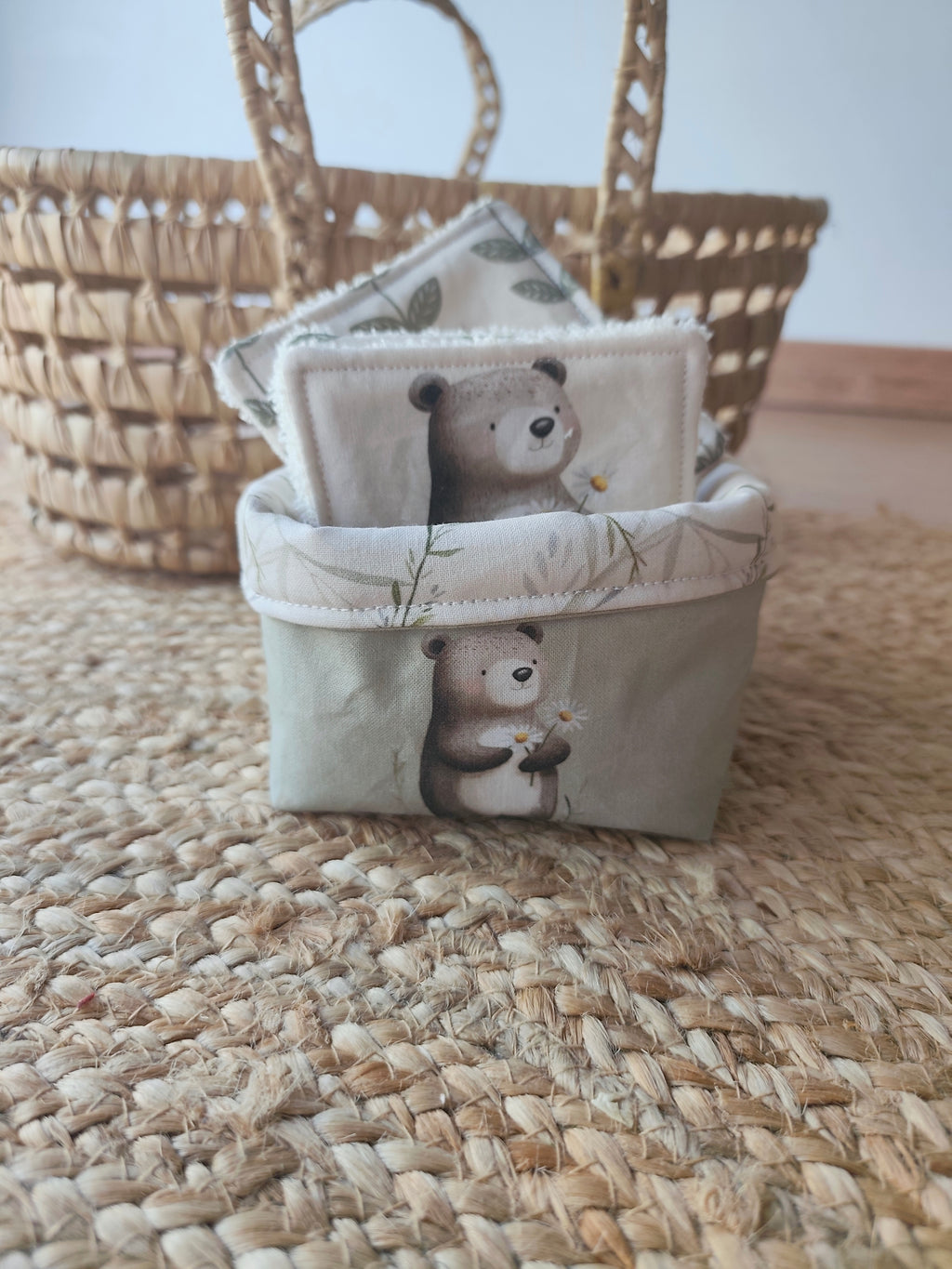 Lot de deux paniers de rangement en tissu de la collection Léon l'Ourson - vu du petit panier - utilisation rangement lingettes lavables - Blanche & Noé