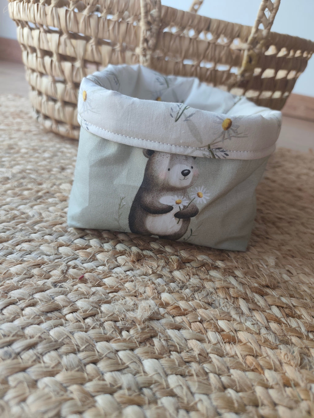 Lot de deux paniers de rangement en tissu de la collection Léon l'Ourson - Vu avant du grand panier - Blanche & Noé