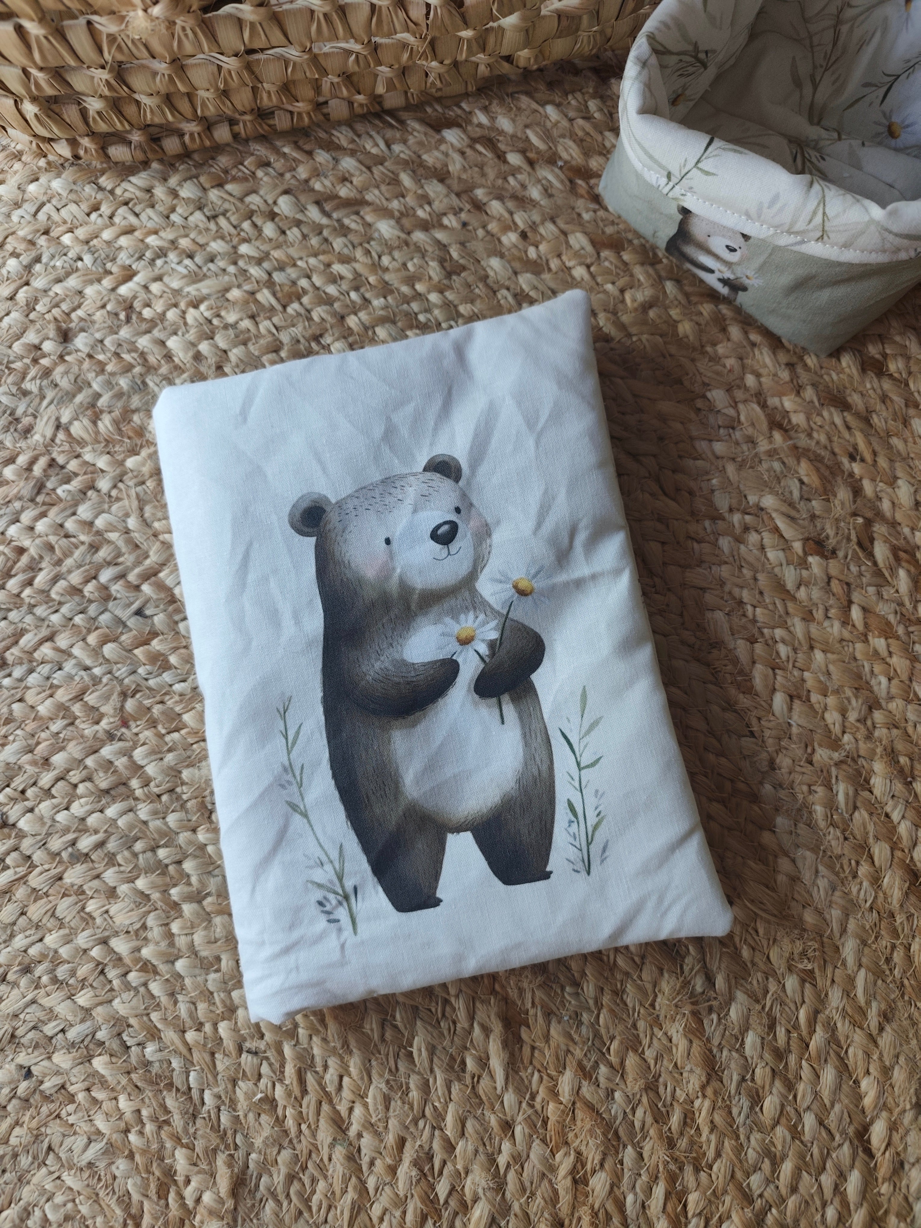 Protège carnet de santé de la collection Léon l'Ourson réalisé en coton avec renfort intérieur en molleton, compatible avec les carnets de santé standards français et idéal comme cadeau de naissance sur le thème de la forêt et des animaux. Blanche & Noé