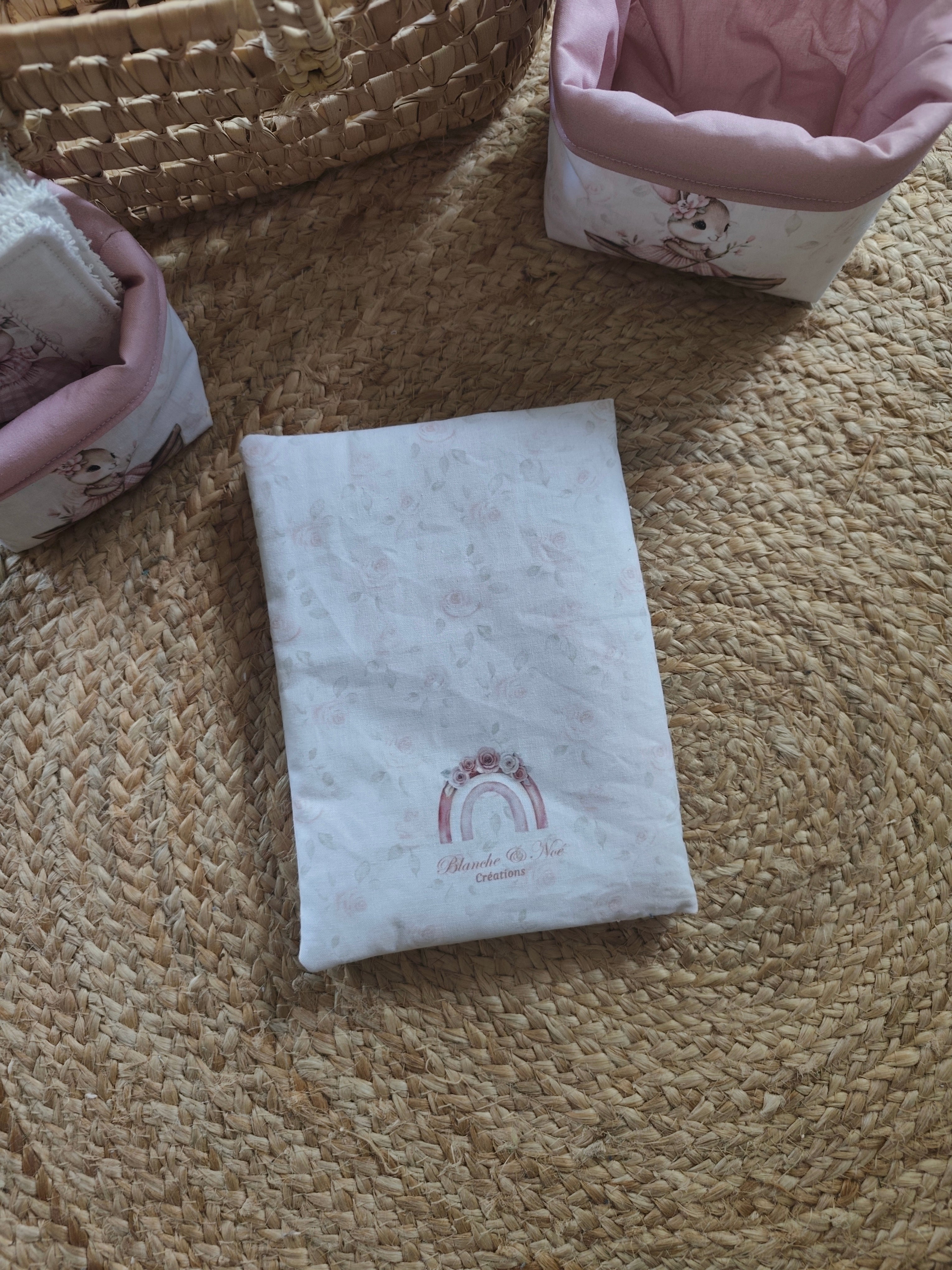 Dos protège carnet de santé bébé Léontine la Lapine, coton imprimé fait main – Blanche & Noé