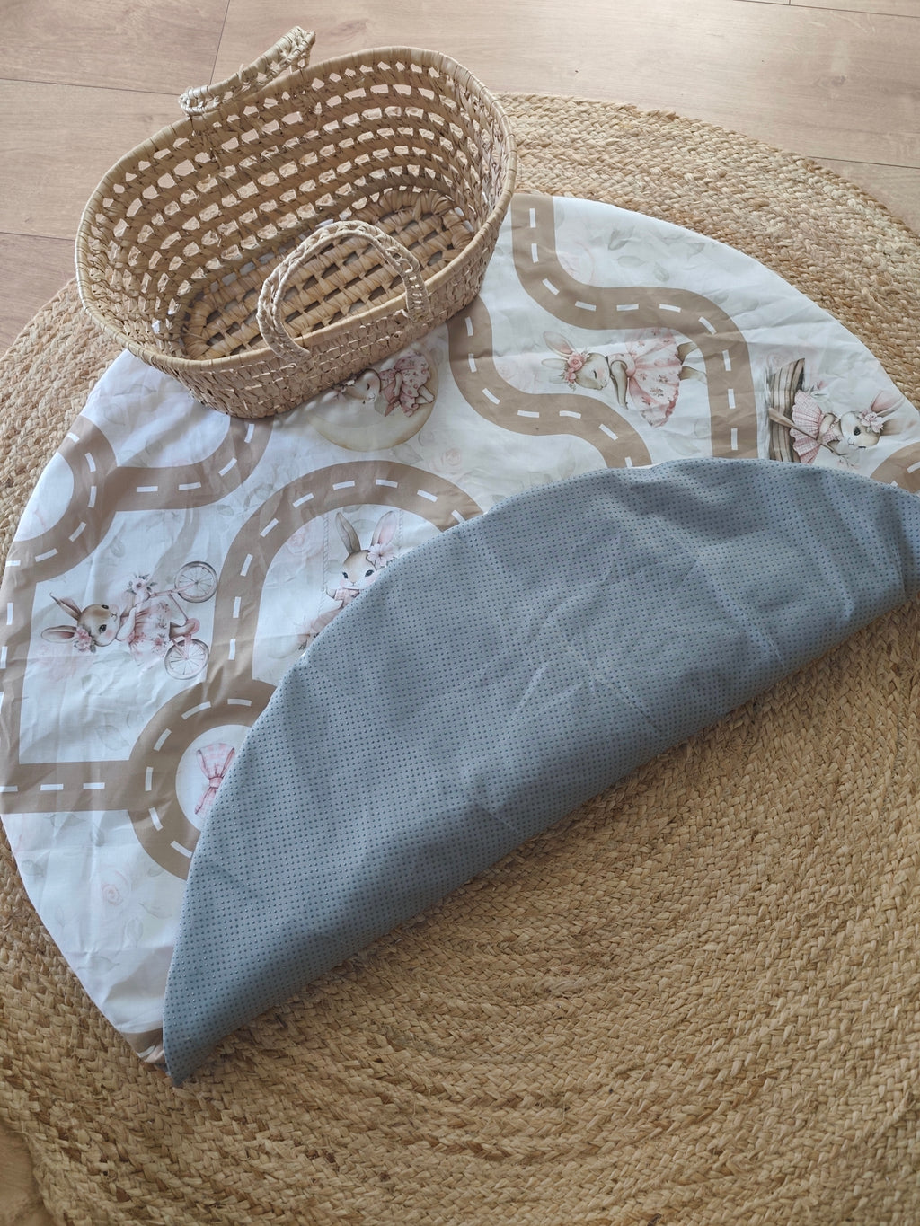 Tapis de jeu Léontine la Lapine 100 cm - vu de l'arrière - Blanche & Noé