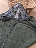 Cape de bain bébé de la collection Gaspard le Canard réalisée en éponge de coton kaki avec capuche en coton imprimé et finitions biais vichy, idéale pour envelopper bébé de douceur après le bain. Blanche & Noé