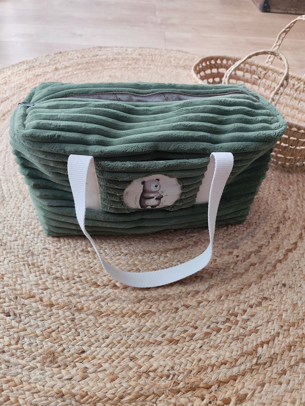Sac à langer Léon l'Ourson en velours côtelé kaki, fabrication artisanale française – Blanche & Noé