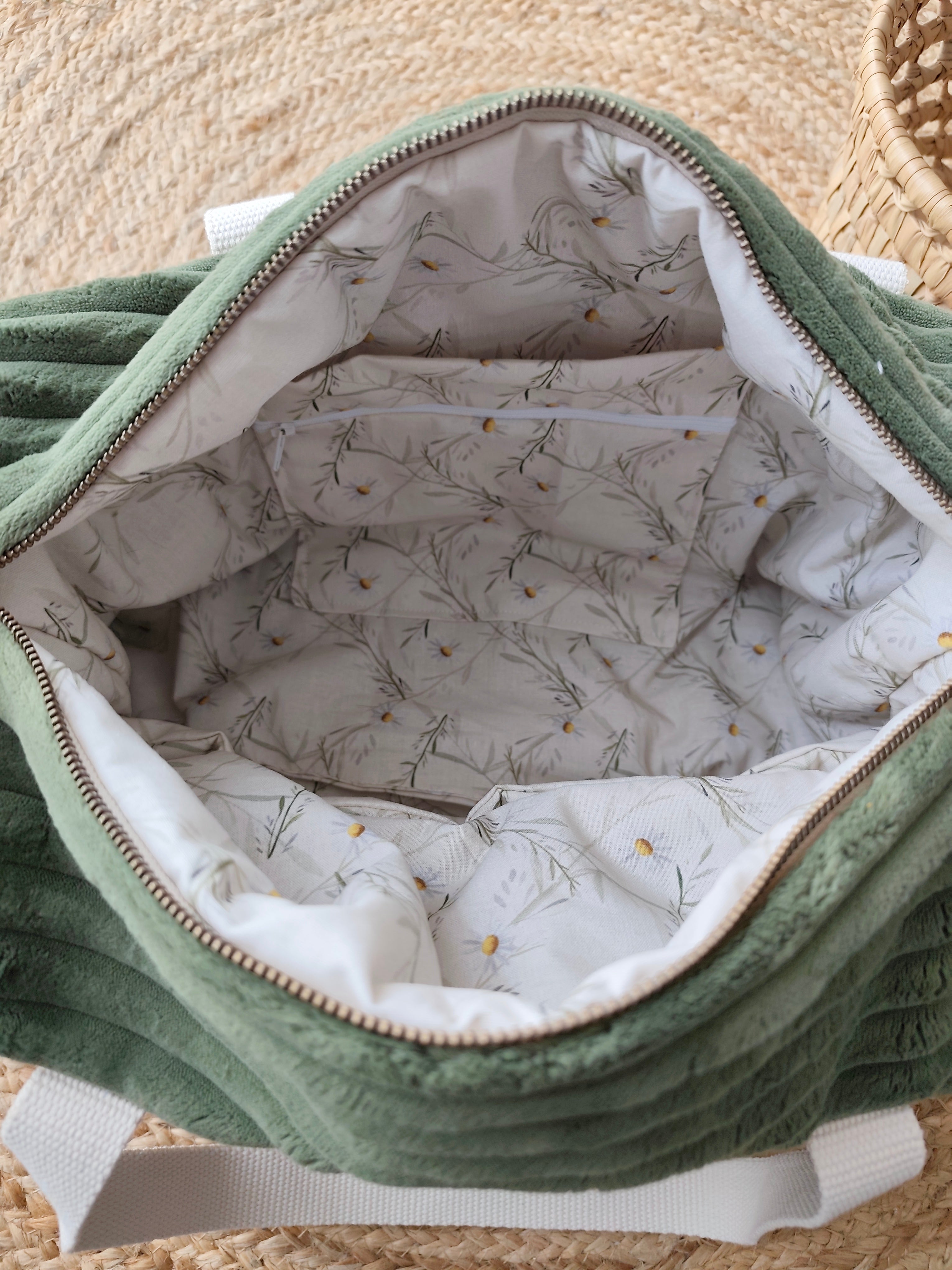 Intérieur matelassé du sac à langer Léon l'Ourson avec poches de rangement et poche zippée