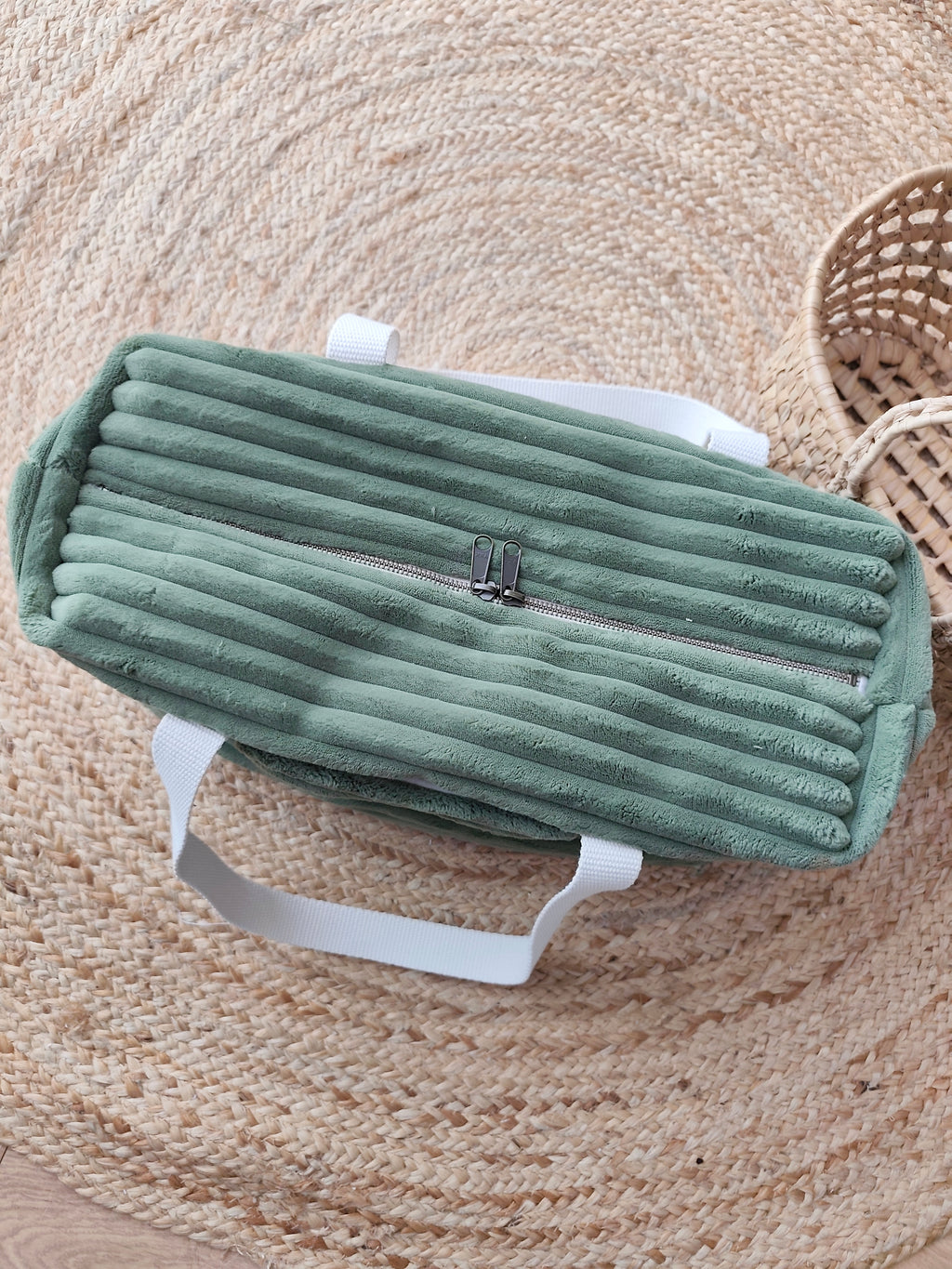 Détail velours à grosses côtes kaki du sac à langer artisanal Léon l'Ourson