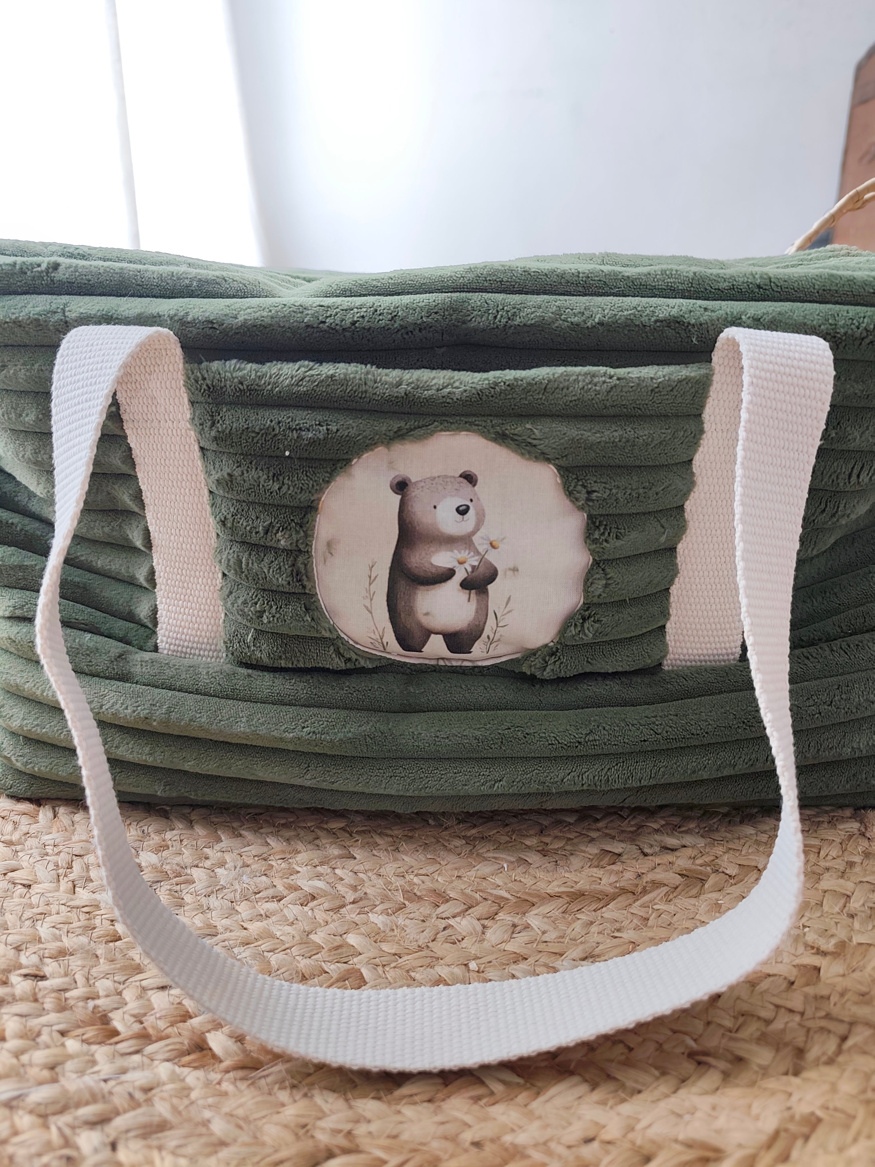 Sac à langer de la collection Léon l'Ourson réalisé en velours à grosses côtes kaki et coton imprimé, avec plusieurs poches intérieures dont une zippée, fermeture éclair et dimensions d'environ 40 x 17 x 25 cm, idéal pour les sorties avec bébé. - Blanche & Noé
