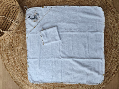 Cape de bain 75x75 cm Solène la Baleine à plat avec gant de toilette assorti - Blanche & Noé