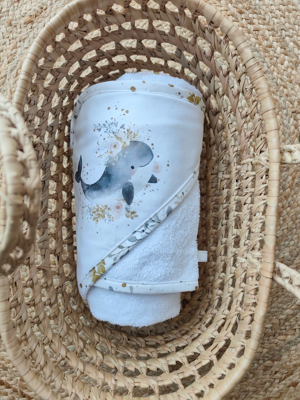 Cape de bain bébé Solène la Baleine roulée dans un panier en osier – coton imprimé baleine - Blanche & Noé