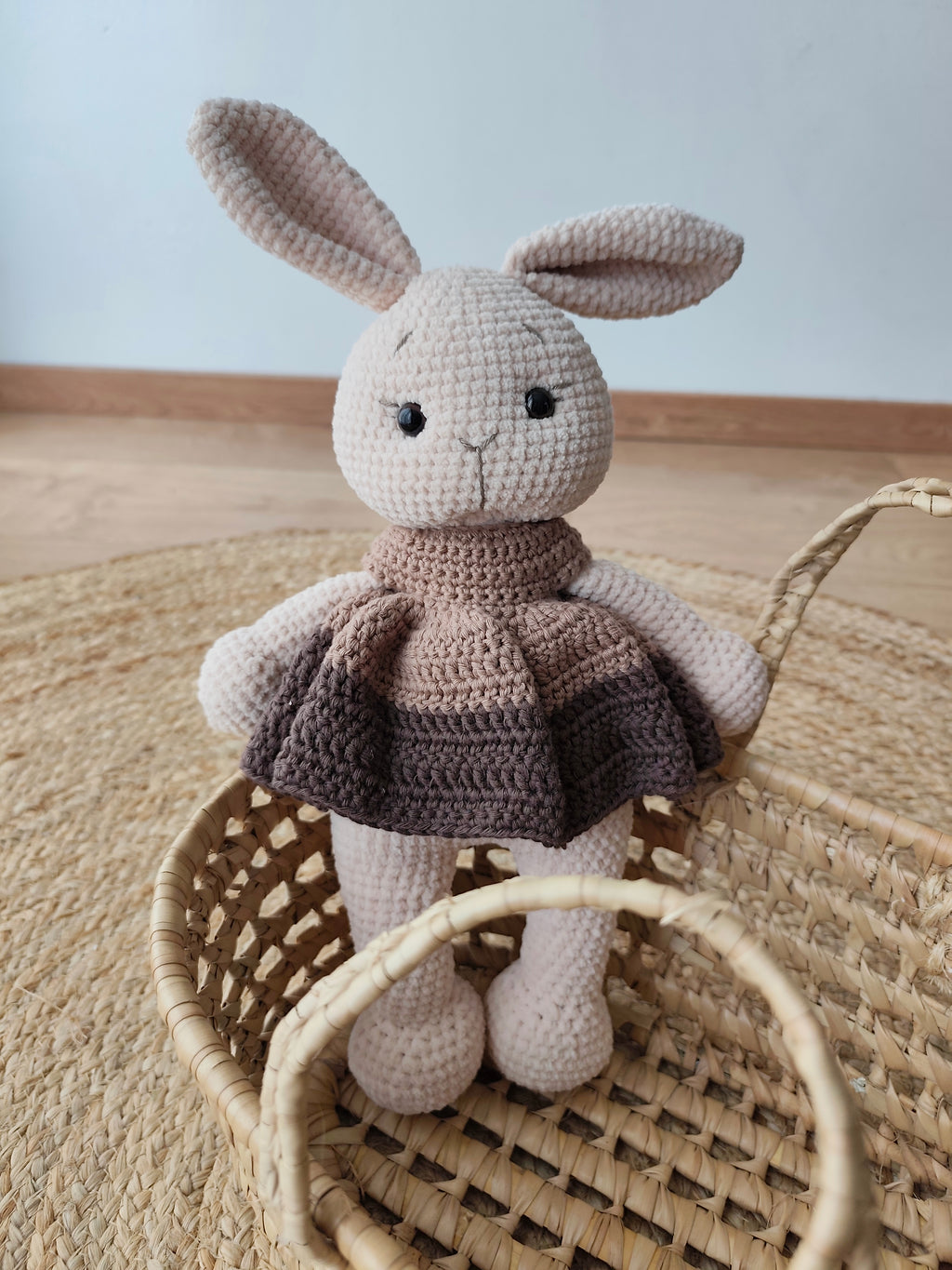 Peluche Léontine la Lapine réalisée entièrement à la main au crochet avec un corps en fil chenille ultra doux et une robe en coton crocheté, mesurant environ 35 cm de hauteur, idéale comme doudou ou cadeau de naissance artisanal. - Blanche & Noé