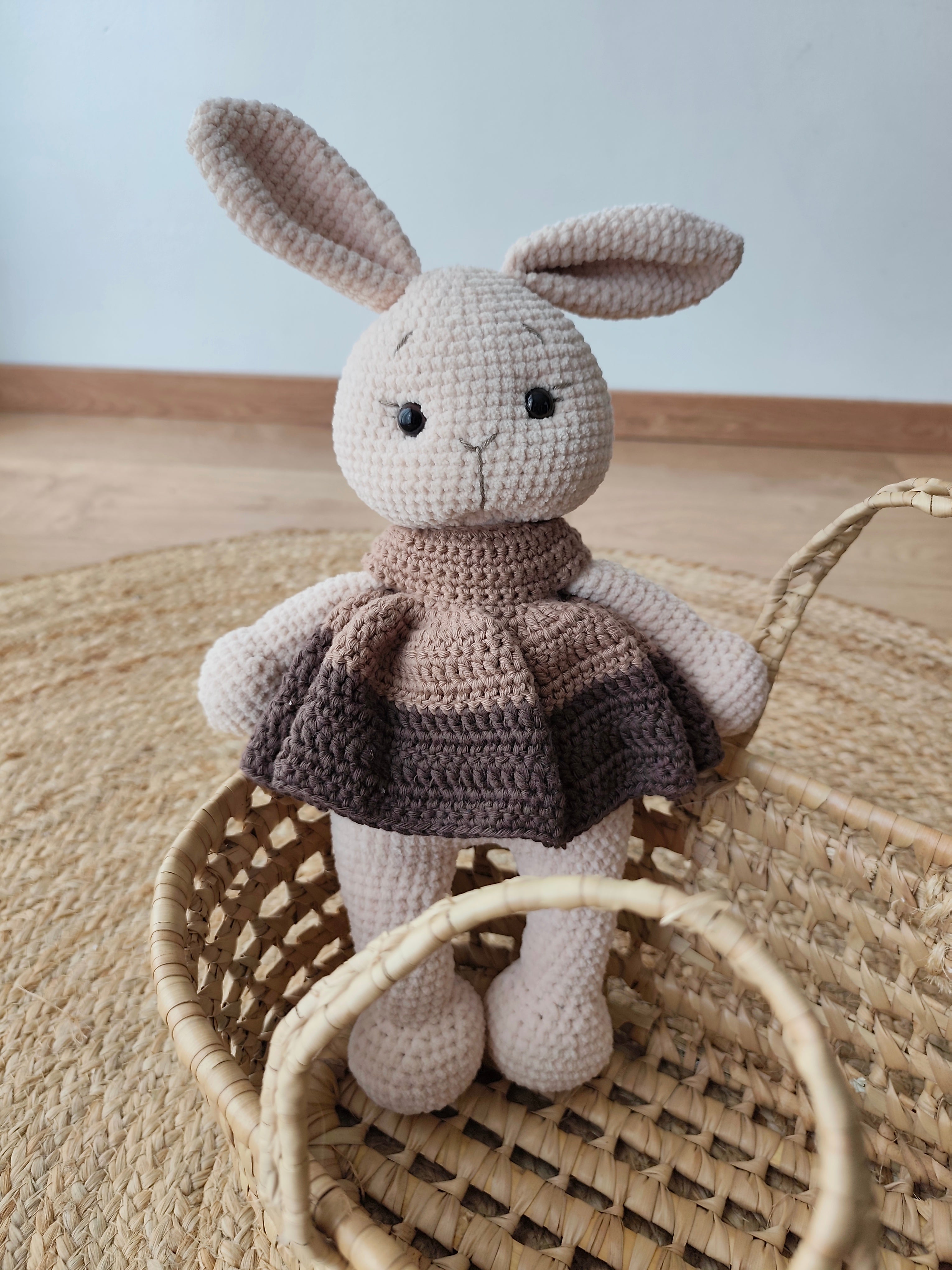 Peluche Léontine la Lapine réalisée entièrement à la main au crochet avec un corps en fil chenille ultra doux et une robe en coton crocheté, mesurant environ 35 cm de hauteur, idéale comme doudou ou cadeau de naissance artisanal. - Blanche & Noé