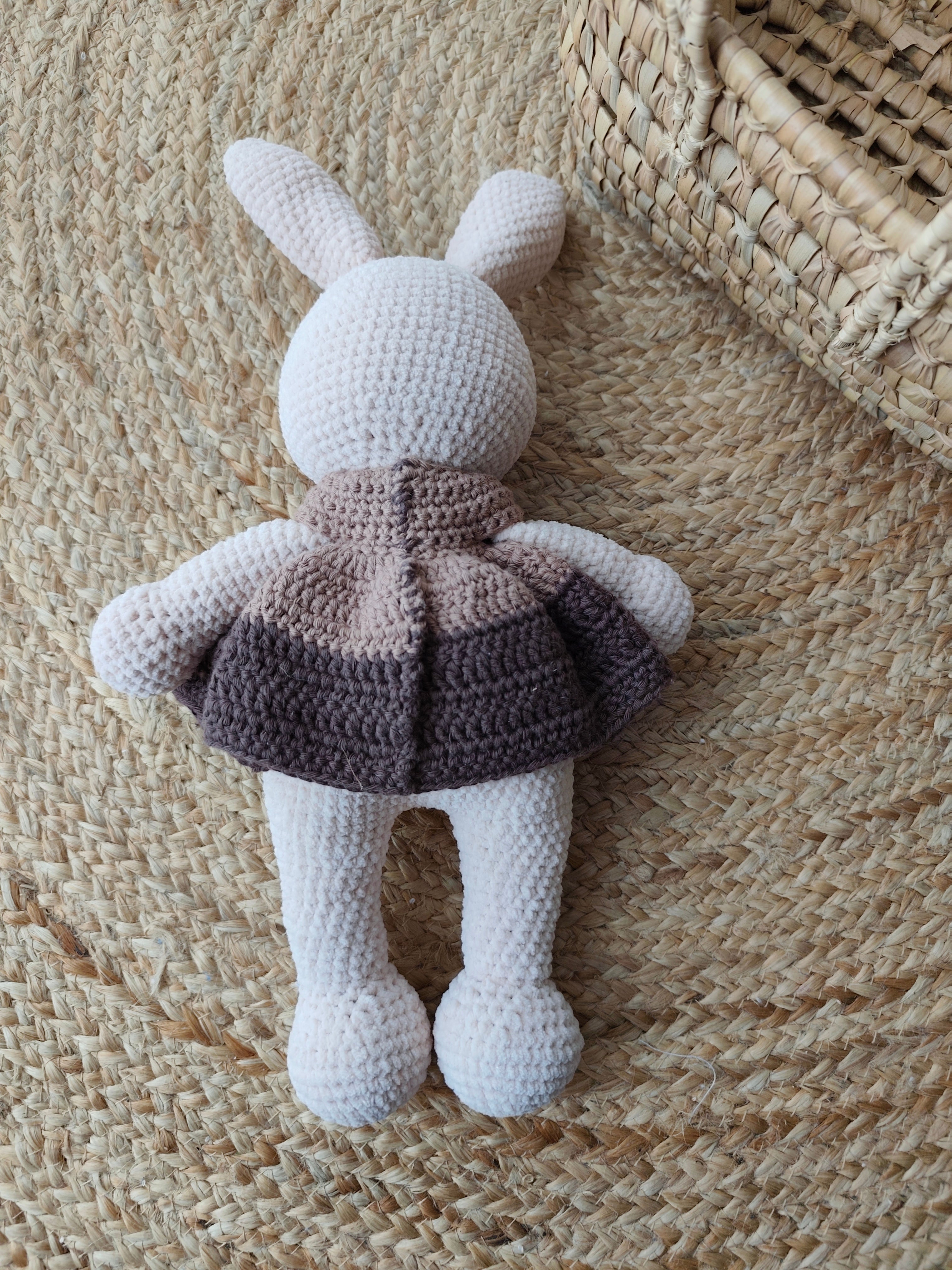 Détail dos peluche lapin crochet Léontine la Lapine, fabrication artisanale française – Blanche & Noé
