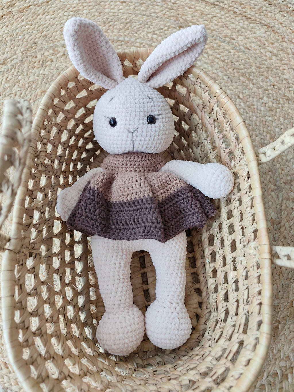 Peluche lapin au crochet Léontine la Lapine – vue de face, fil chenille doux, robe coton – Blanche & Noé