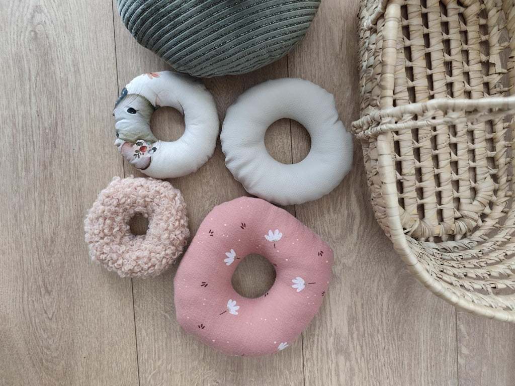 🐭 Jeu d’anneaux à empiler bébé – Collection Marie Capucine la Souris | Fait main – Blanche & Noé