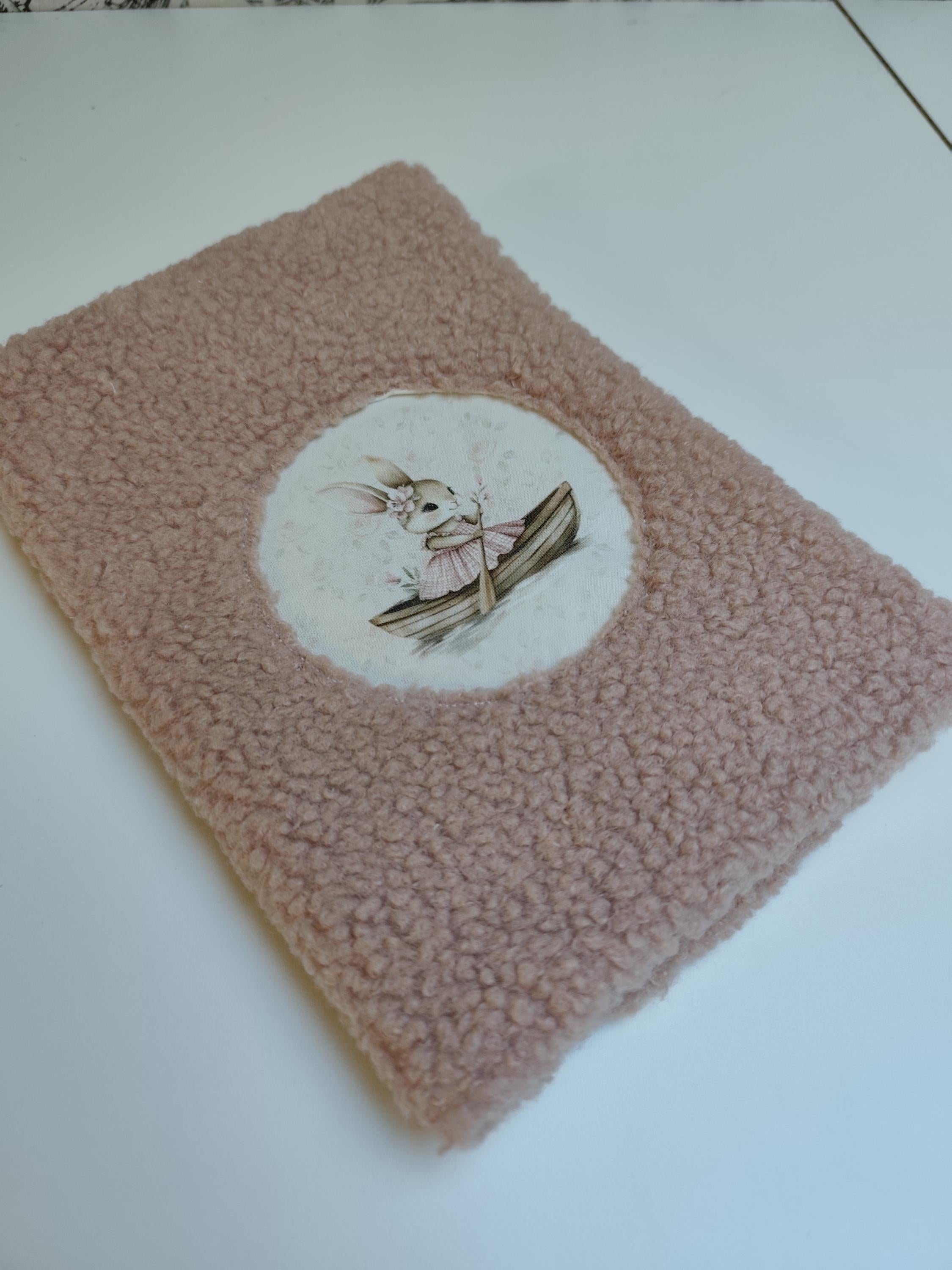 🐰 Protège carnet de santé fait main – Collection Léontine la Lapine | Blanche & Noé